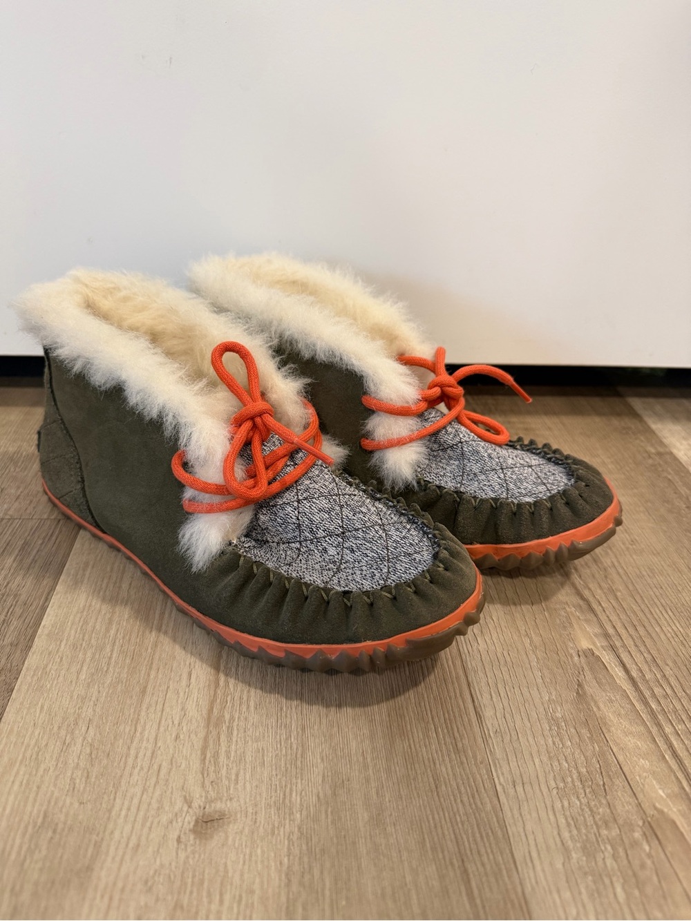 Sorel Out and About Moccasins Grean and Orange Women’s Size 6
